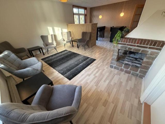 Posezení v ubytování Folsted - Værelse 104 med eget badeværelse og fri parkering