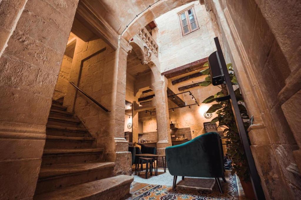 O zonă de relaxare la Knights 1500s Palazzino in Valletta - Seaview Rooftop Jacuzzi lounge