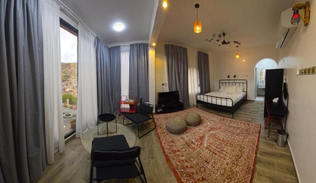Postel nebo postele na pokoji v ubytování Roghan Hospitality Inn