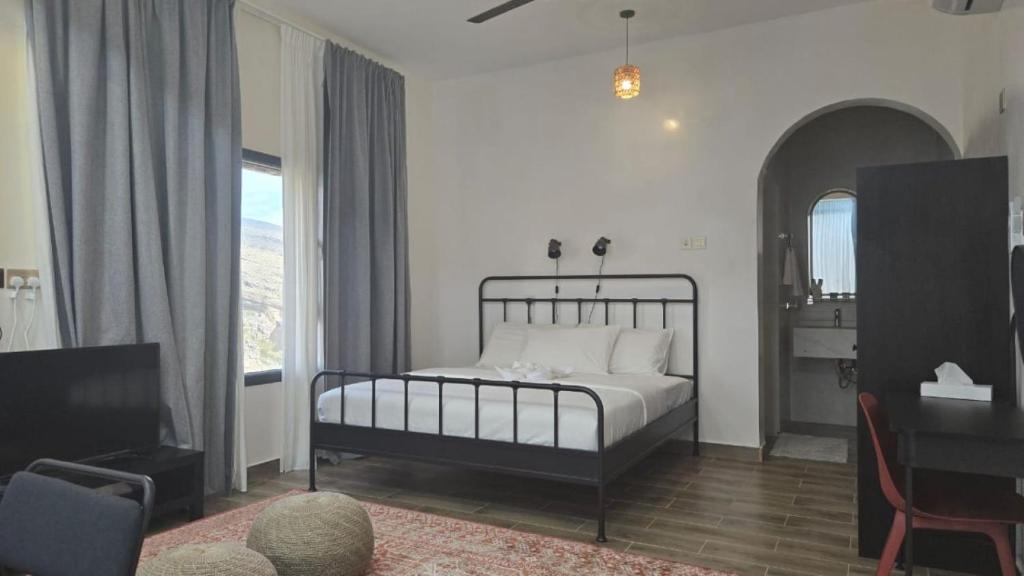 Postel nebo postele na pokoji v ubytování Roghan Hospitality Inn