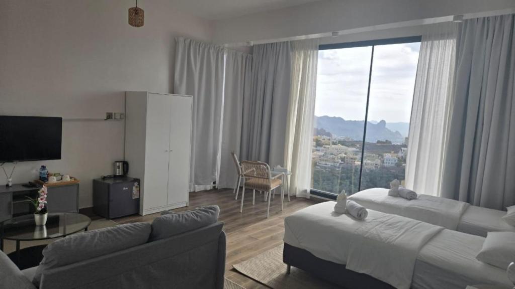 TV a/nebo společenská místnost v ubytování Roghan Hospitality Inn