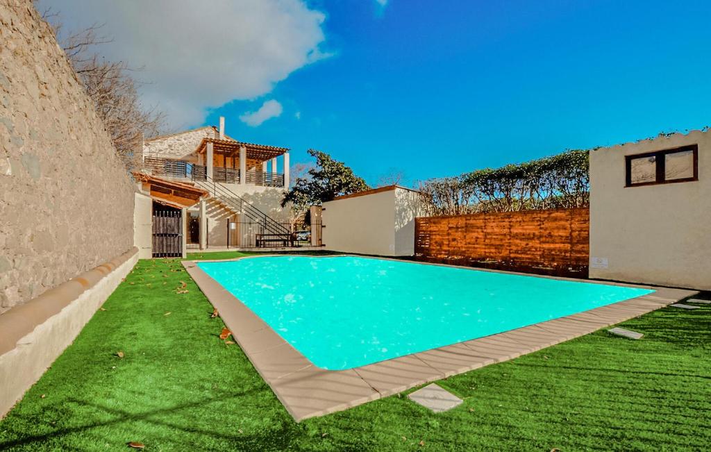 une piscine dans l'arrière-cour d'une maison dans l'établissement Cozy Home In Saint-Nazaire-Daude, à Saint-Nazaire-dʼAude