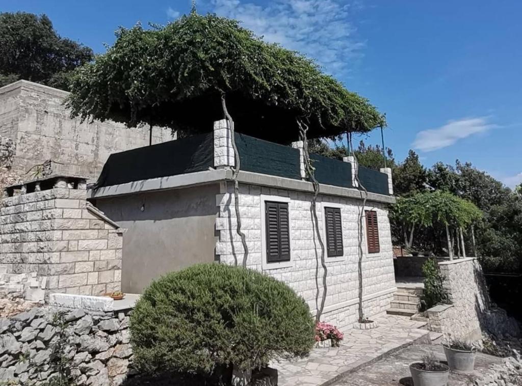 Το κτήριο όπου στεγάζεται  η παραθεριστική κατοικία