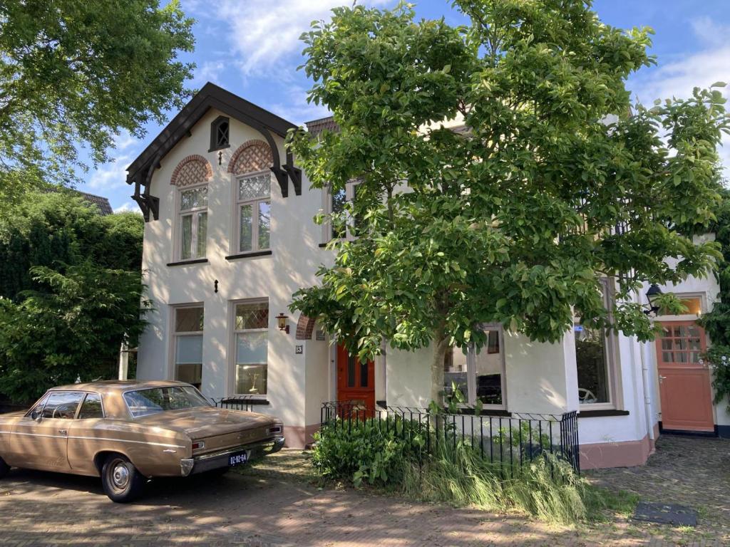 une vieille voiture garée devant une maison dans l'établissement Villa Magnolia, à Bergen