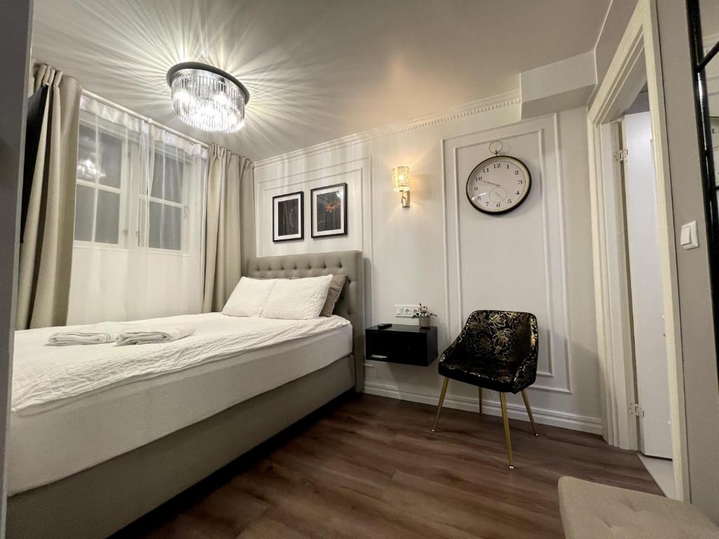 une chambre avec un lit et une horloge au mur dans l'établissement Greenkey Studio H17, à Reykjavik