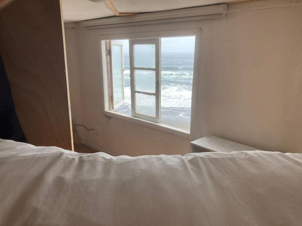 Uma cama ou camas num quarto em El Barco Pichilemu