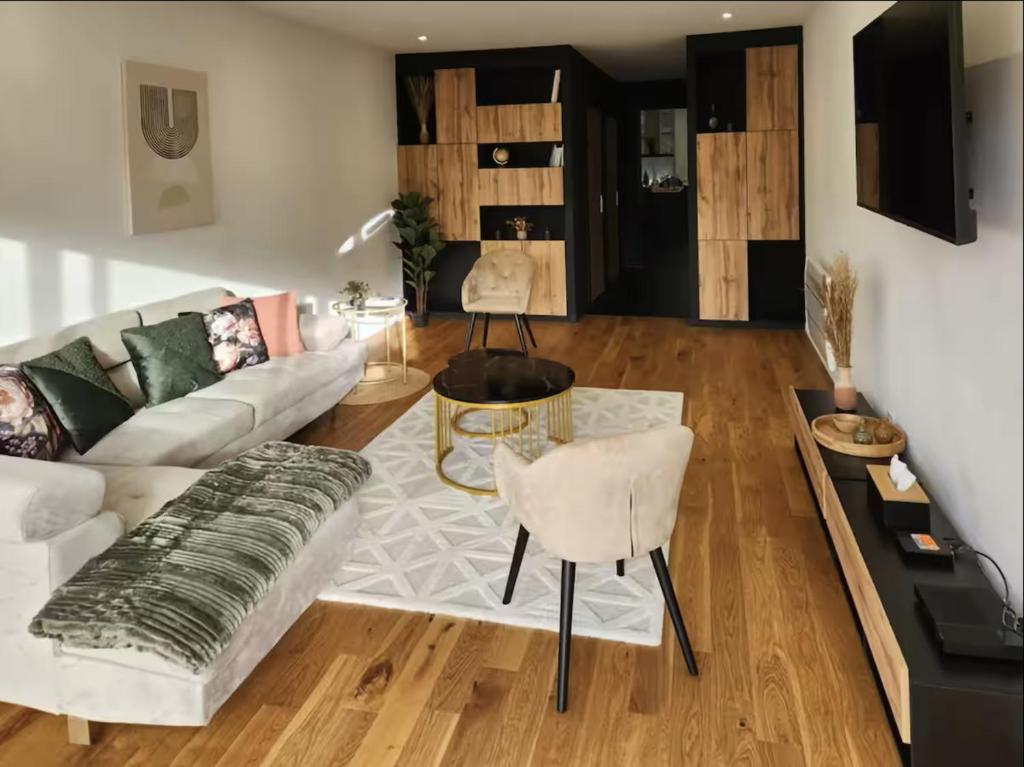 un salon avec un canapé et une table dans l'établissement L'Escapade Marcquoise, à Marcq-en-Barœul