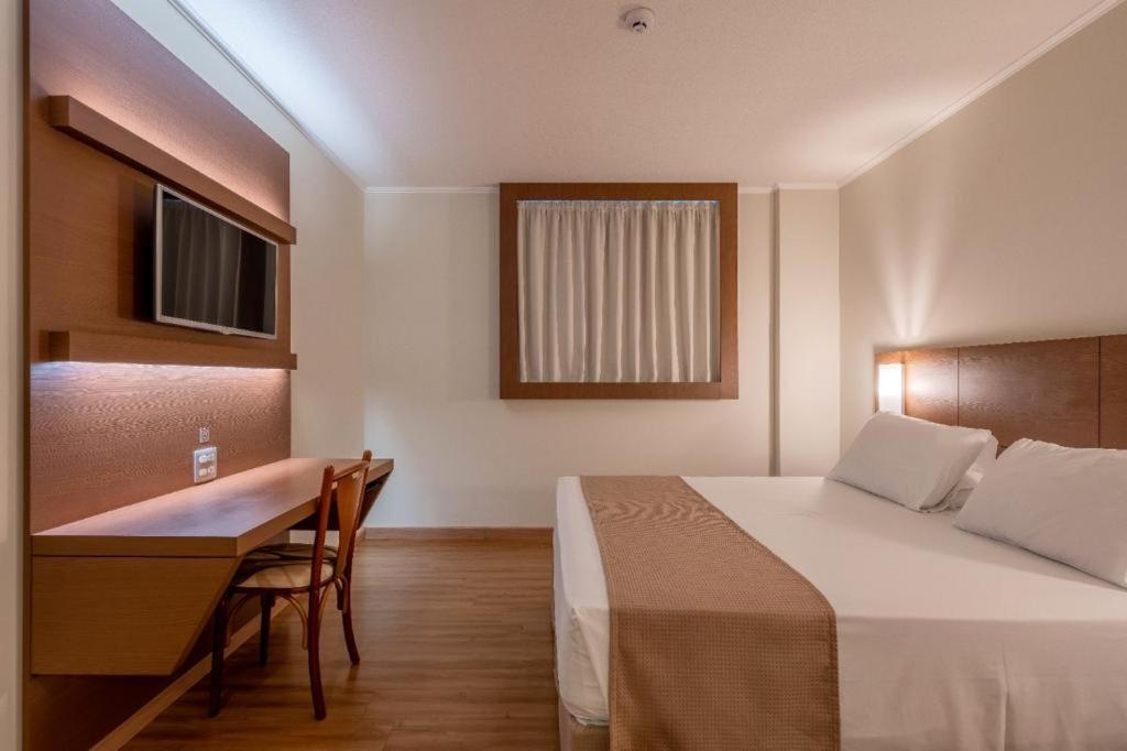 Postel nebo postele na pokoji v ubytování Hotel Caiuá Cascavel