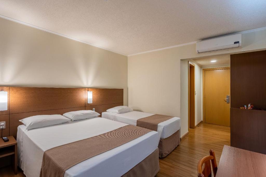 Postel nebo postele na pokoji v ubytování Hotel Caiuá Cascavel