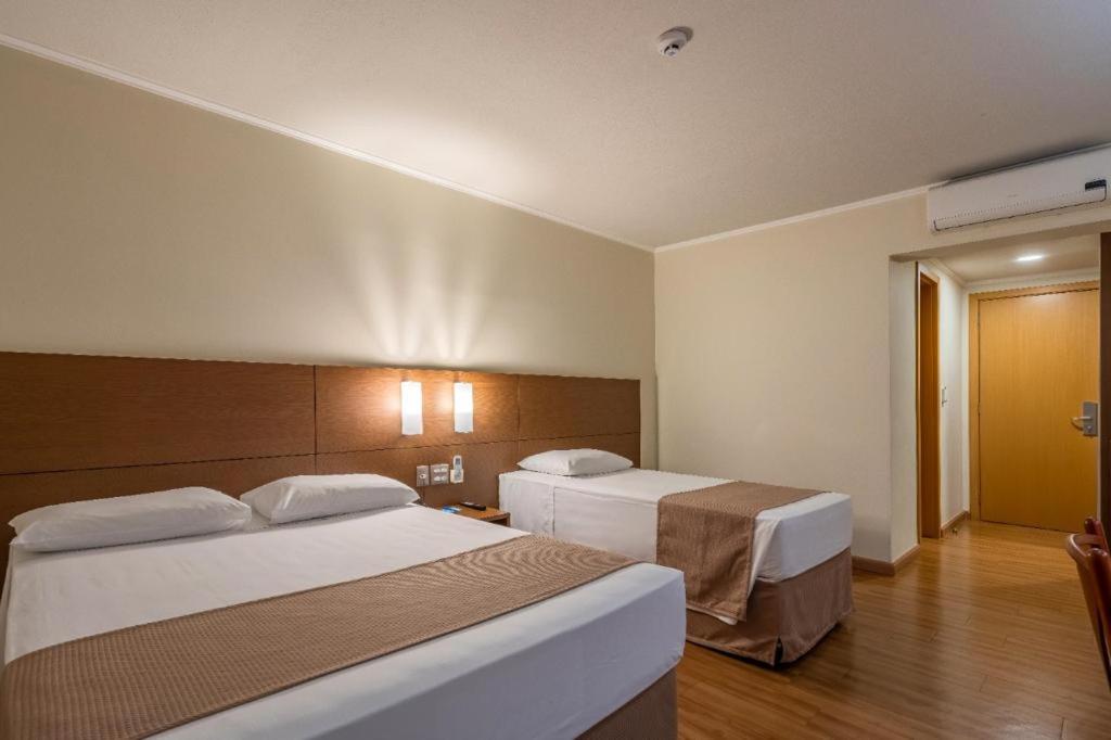 Postel nebo postele na pokoji v ubytování Hotel Caiuá Cascavel