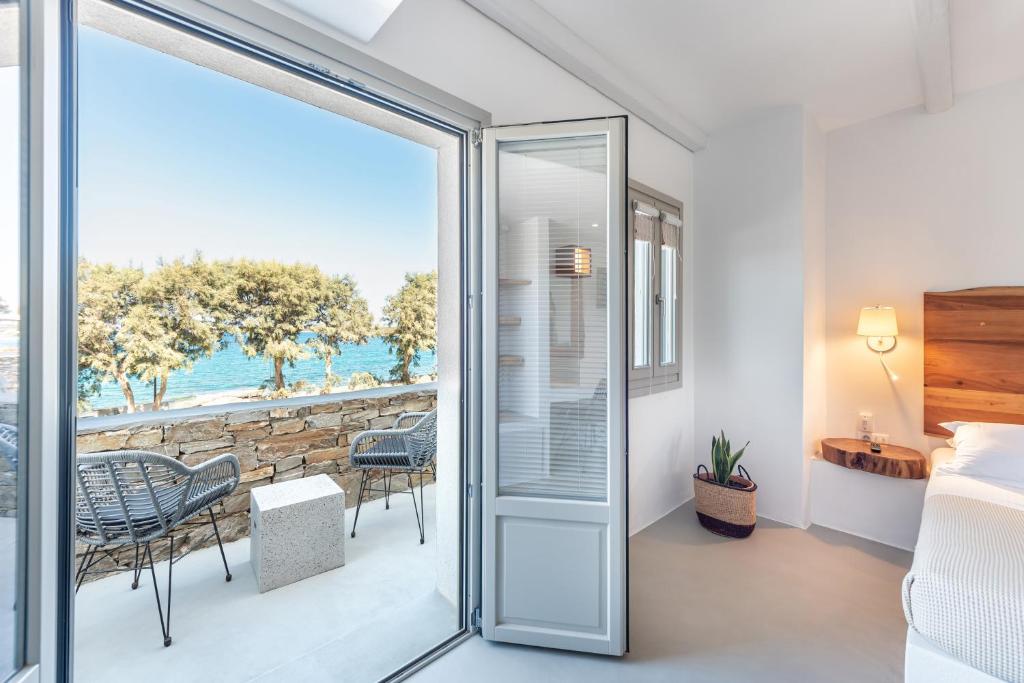 Paros Comfy Suitesにあるバルコニーまたはテラス