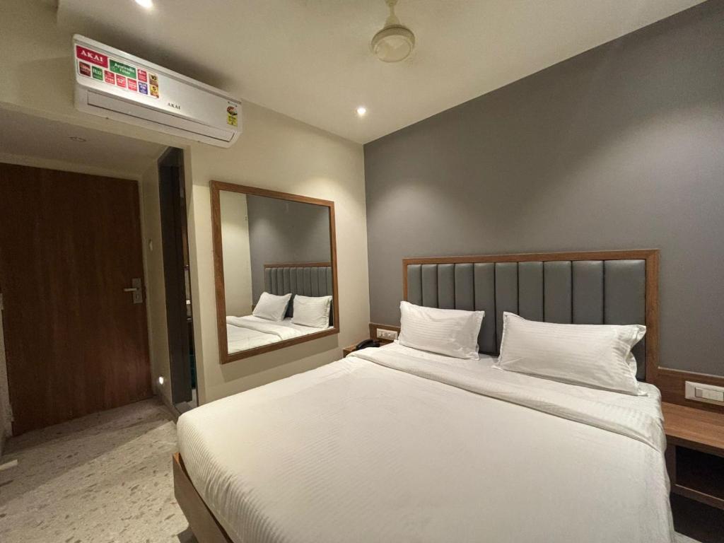 Postel nebo postele na pokoji v ubytování Hotel Sai Samrudhi Western Express Highway