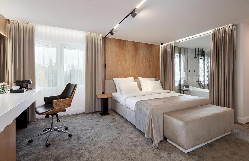 sypialnia z łóżkiem, biurkiem i krzesłem w obiekcie Hotel Maria w mieście Dębno Polskie