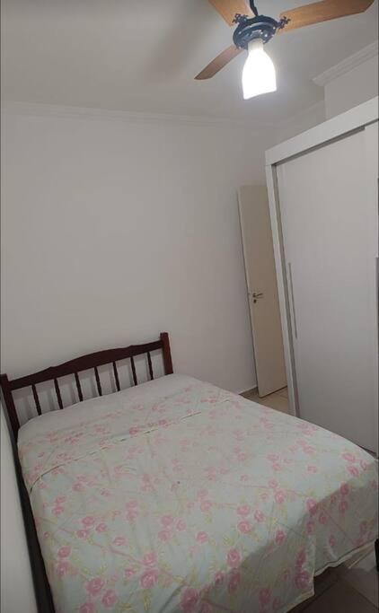 a bedroom with a bed and a ceiling fan at Encontre seu lar perfeito in Barretos