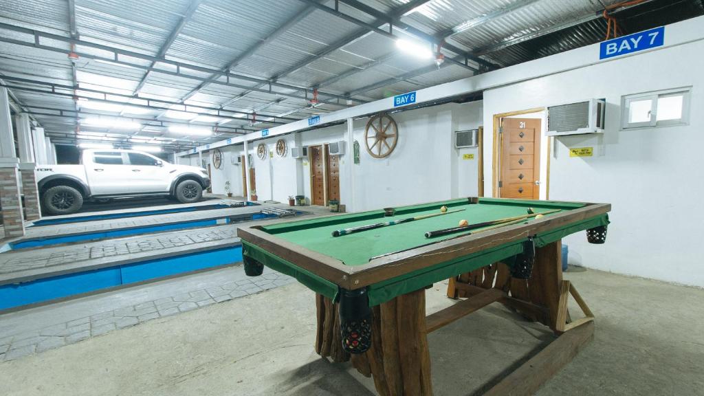 Biliár nebo kulečník v ubytování RedDoorz Plus @ Jollydays Hotel Nueva Ecija