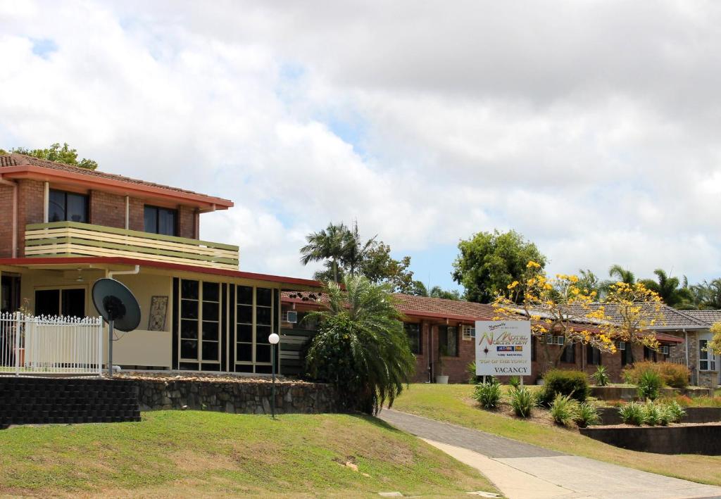 a house on the side of a street at Motel Northview Mackay in Mackay