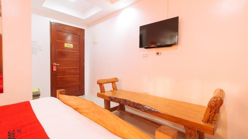 TV a/nebo společenská místnost v ubytování RedDoorz Plus @ Jollydays Hotel Nueva Ecija