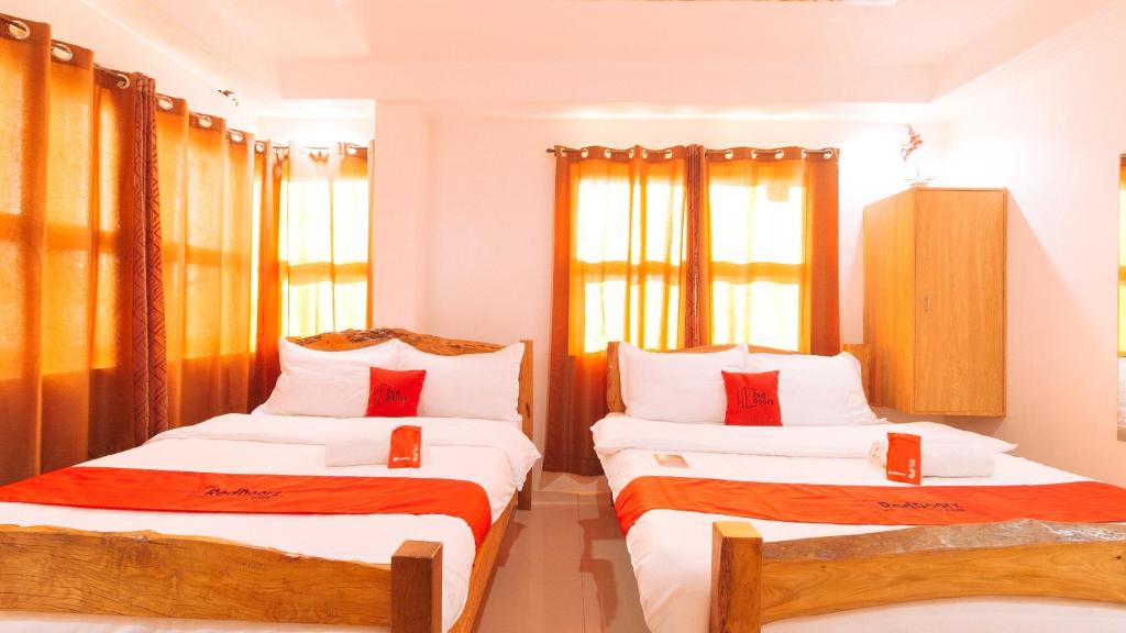 Postel nebo postele na pokoji v ubytování RedDoorz Plus @ Jollydays Hotel Nueva Ecija