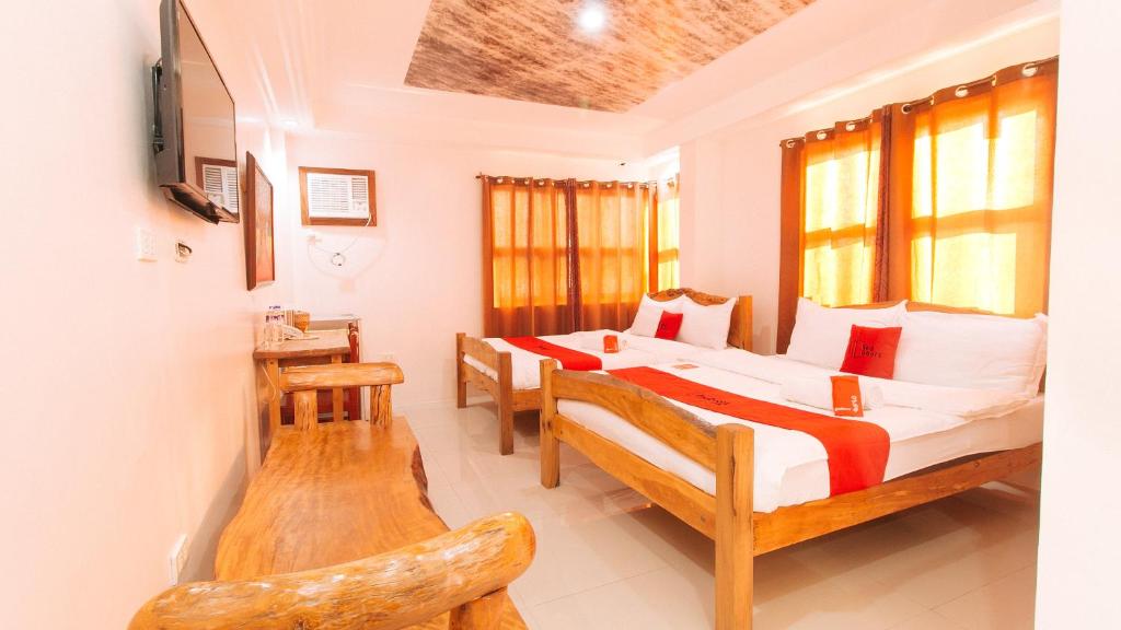 Postel nebo postele na pokoji v ubytování RedDoorz Plus @ Jollydays Hotel Nueva Ecija