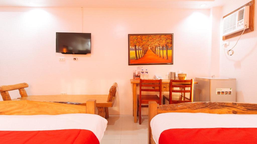 Postel nebo postele na pokoji v ubytování RedDoorz Plus @ Jollydays Hotel Nueva Ecija