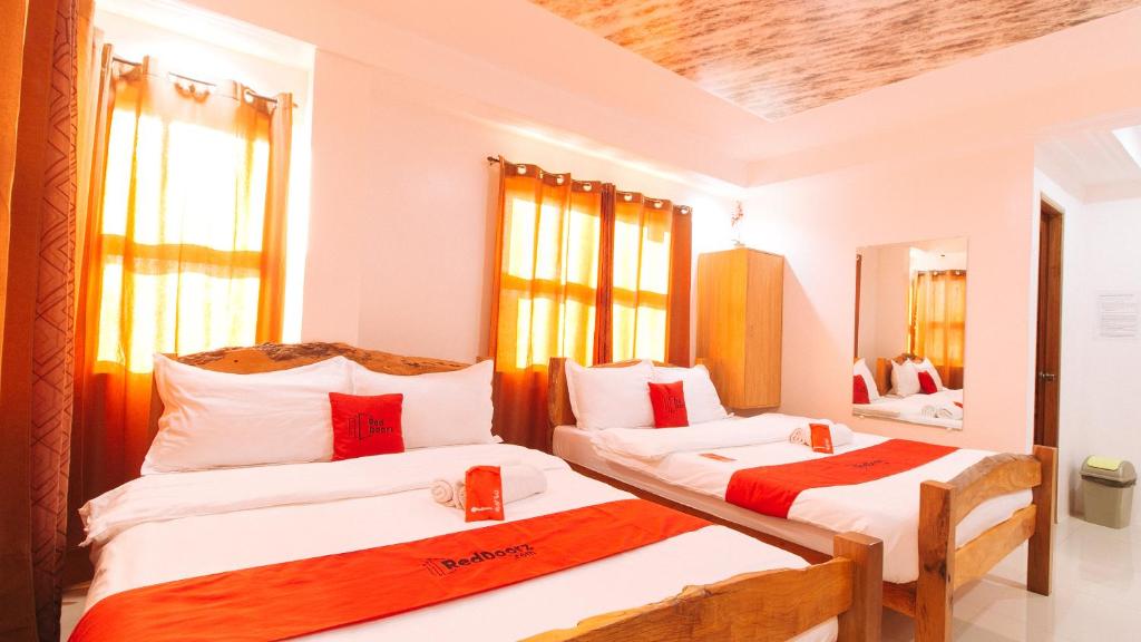 Postel nebo postele na pokoji v ubytování RedDoorz Plus @ Jollydays Hotel Nueva Ecija