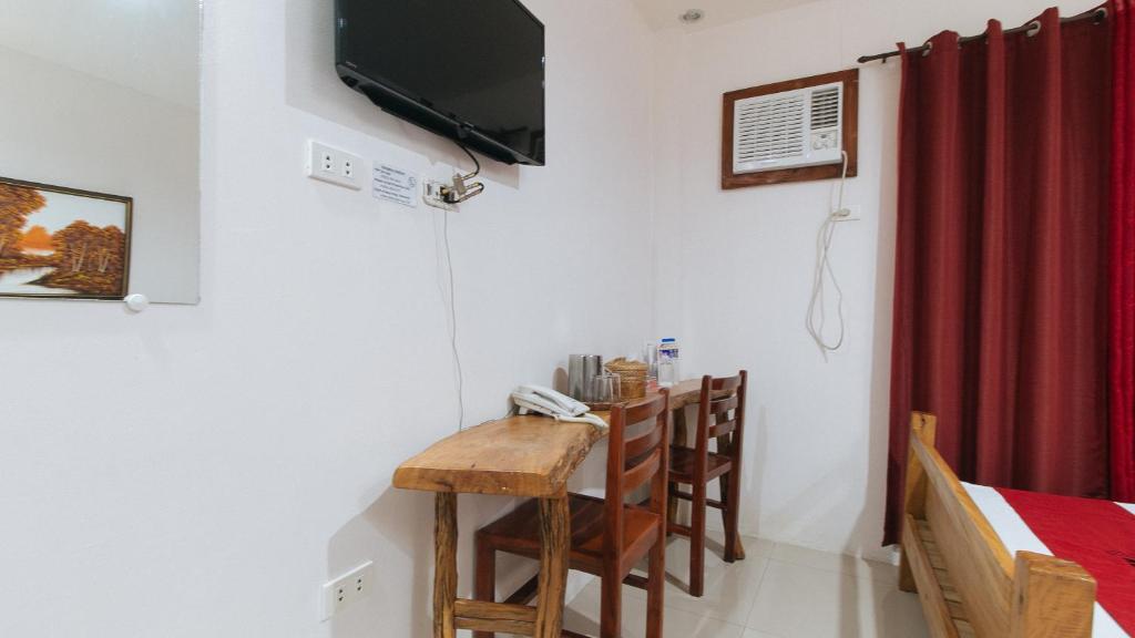 TV a/nebo společenská místnost v ubytování RedDoorz Plus @ Jollydays Hotel Nueva Ecija
