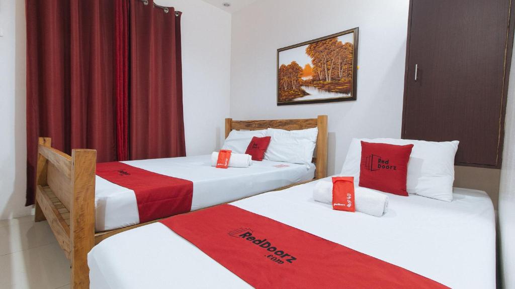 Postel nebo postele na pokoji v ubytování RedDoorz Plus @ Jollydays Hotel Nueva Ecija