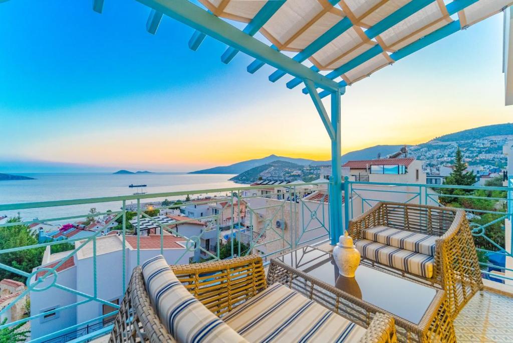 Una vista del océano desde el balcón de una villa. en Villa Olivia, en Kas