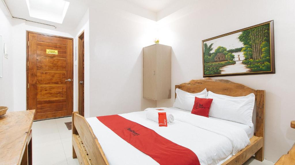 Postel nebo postele na pokoji v ubytování RedDoorz Plus @ Jollydays Hotel Nueva Ecija