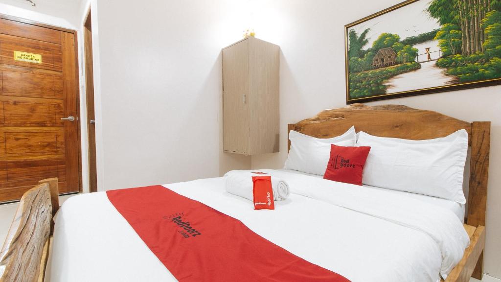 Postel nebo postele na pokoji v ubytování RedDoorz Plus @ Jollydays Hotel Nueva Ecija