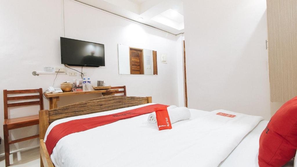 Postel nebo postele na pokoji v ubytování RedDoorz Plus @ Jollydays Hotel Nueva Ecija