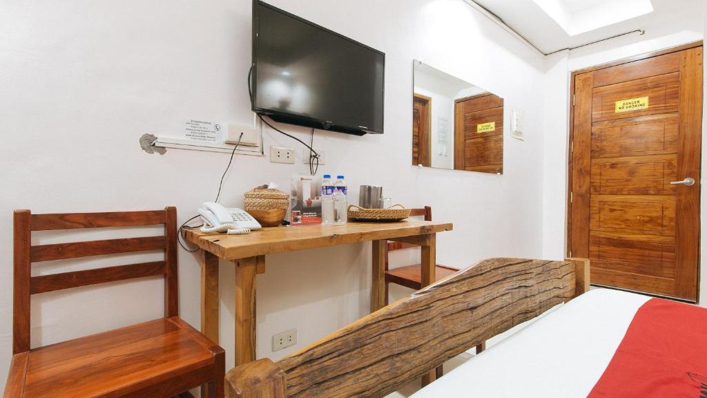 TV a/nebo společenská místnost v ubytování RedDoorz Plus @ Jollydays Hotel Nueva Ecija