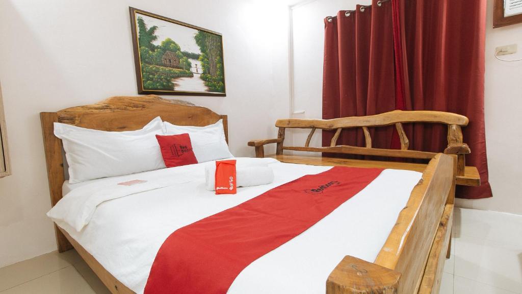 Postel nebo postele na pokoji v ubytování RedDoorz Plus @ Jollydays Hotel Nueva Ecija