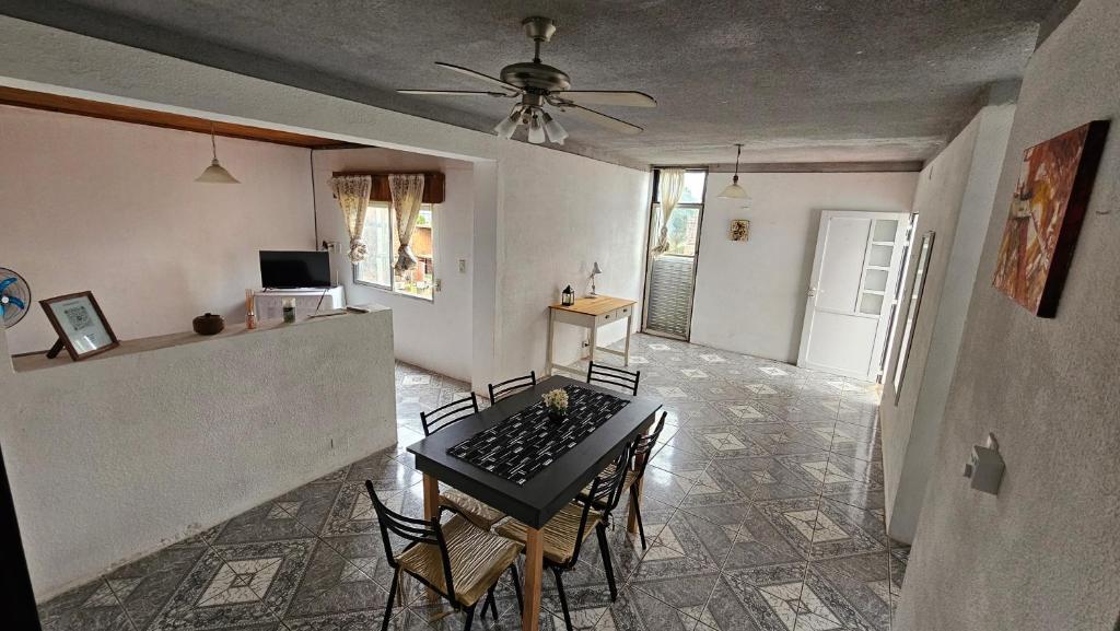 Μια τηλεόραση ή/και κέντρο ψυχαγωγίας στο Departamento en tercer piso por escaleras