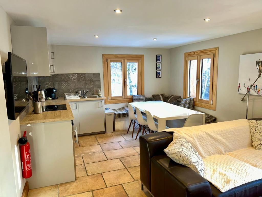 une cuisine et un salon avec un canapé et une table dans l'établissement 3 Bedrooms, Whole floor, New Kitchen, Town Centre, à Chamonix-Mont-Blanc
