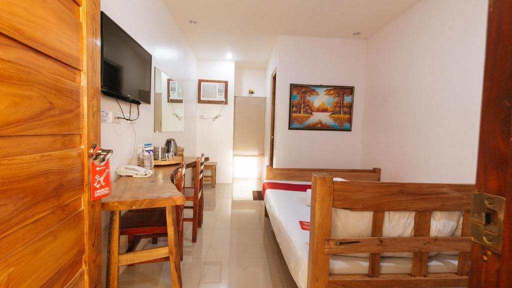 TV a/nebo společenská místnost v ubytování RedDoorz Plus @ Jollydays Hotel Nueva Ecija