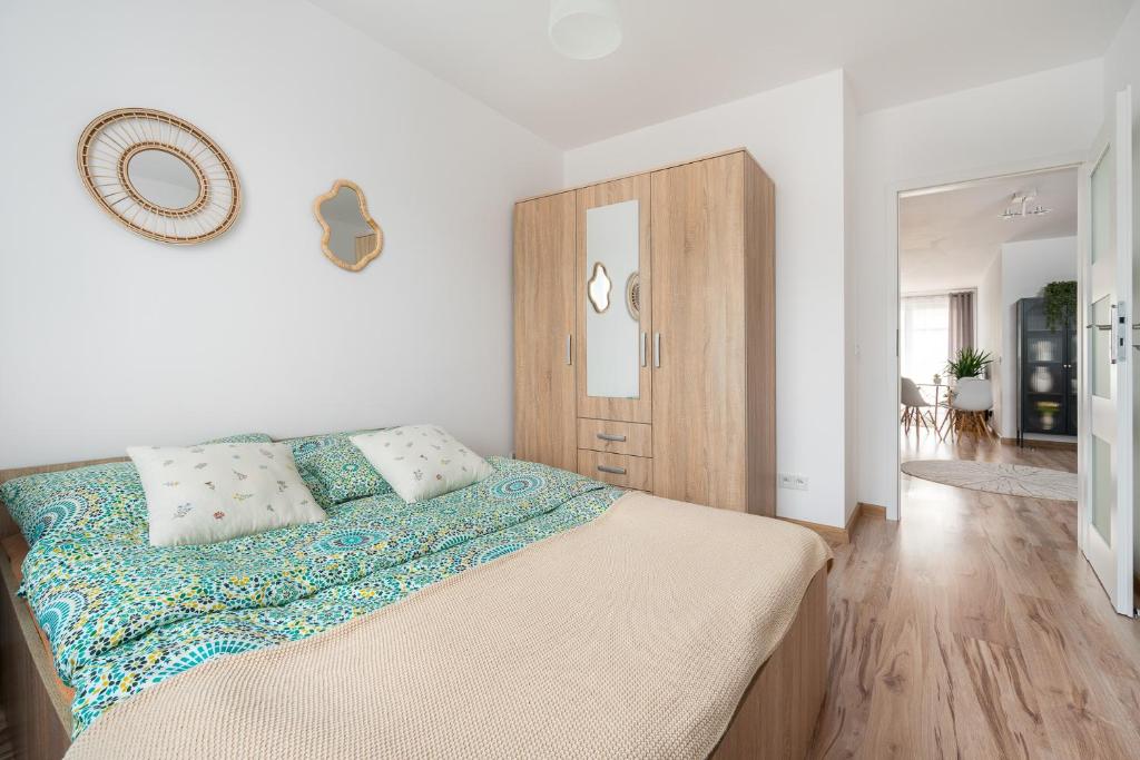 Postel nebo postele na pokoji v ubytování Apartament nad rzeką - parking podziemny klimatyzacja