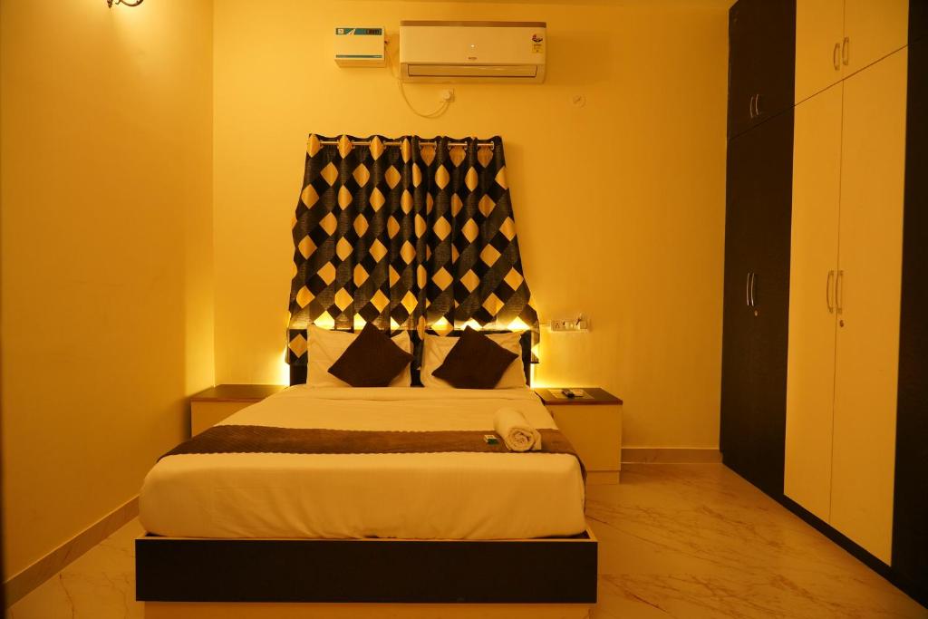 Postel nebo postele na pokoji v ubytování Cashewtree Hotel