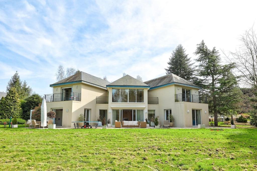une grande maison avec une grande cour en face dans l'établissement Luxury house or Villa near Paris region, à Anet