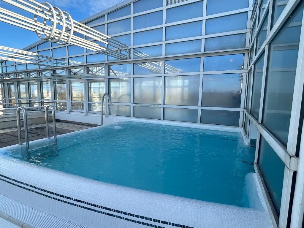 Bazén v ubytování Célestins Spa Thermal & Hôtel by Vy Resort nebo v jeho okolí