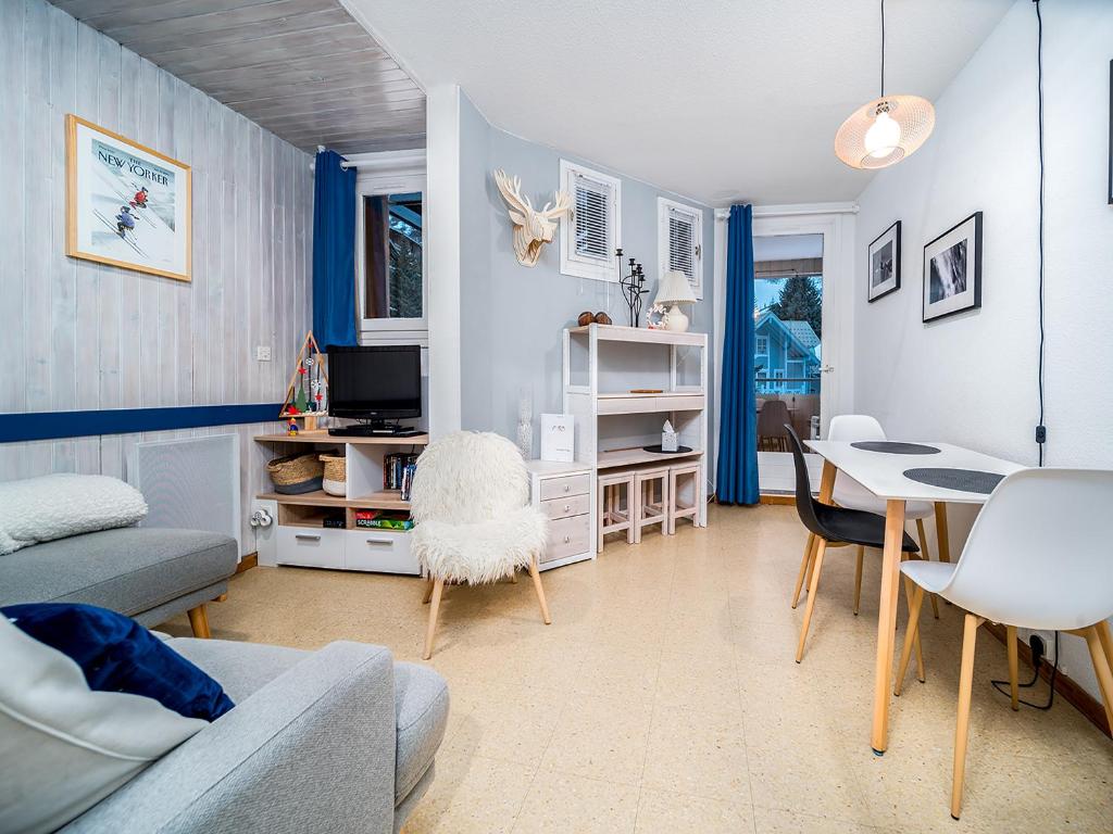 un salon avec une table et une salle à manger dans l'établissement T de la Foux N 51 - 2P5C, à Allos