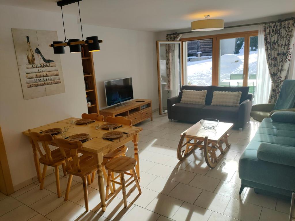 Posezení v ubytování Studio au pied de la télécabine, SaastalCards Saas-Fee