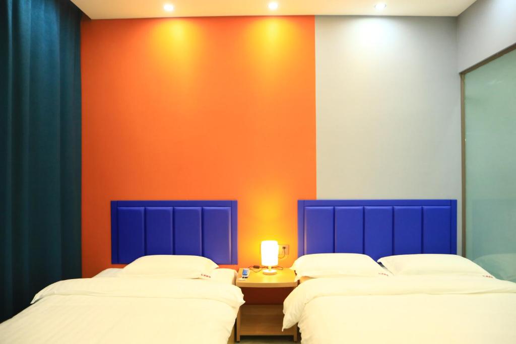 Postel nebo postele na pokoji v ubytování Hongge Hotel - Harbin Taiping Airport