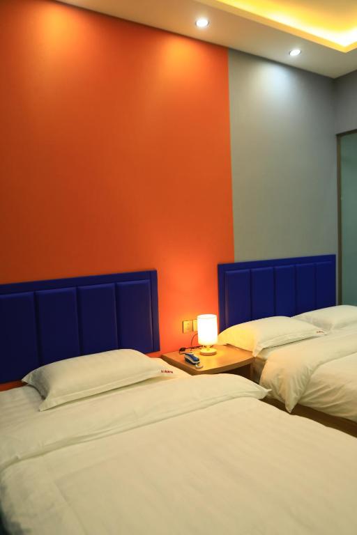 Postel nebo postele na pokoji v ubytování Hongge Hotel - Harbin Taiping Airport