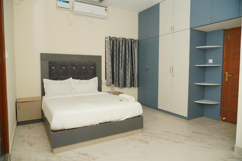 Postel nebo postele na pokoji v ubytování Cashewtree Hotel