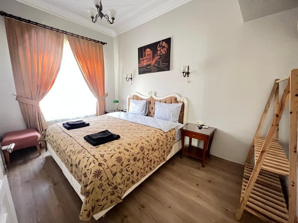 een slaapkamer met een groot bed en een raam bij KAMER Apart Hotel in Istanbul