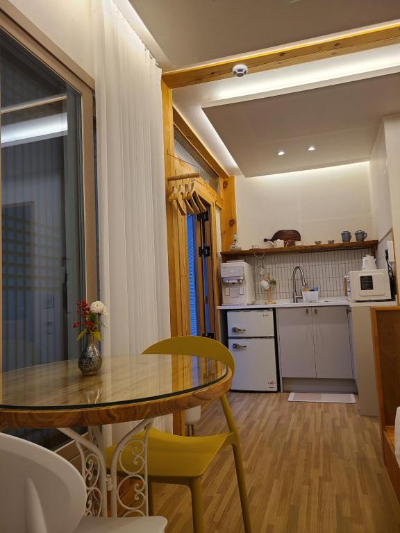 Kuchyň nebo kuchyňský kout v ubytování Hanok stay Mokhyang