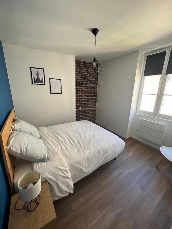 Posteľ alebo postele v izbe v ubytovaní Casa Faro -T2 -Hyper Centre Brive -Rue Commerçante