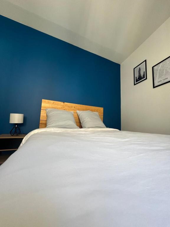Posteľ alebo postele v izbe v ubytovaní Casa Faro -T2 -Hyper Centre Brive -Rue Commerçante