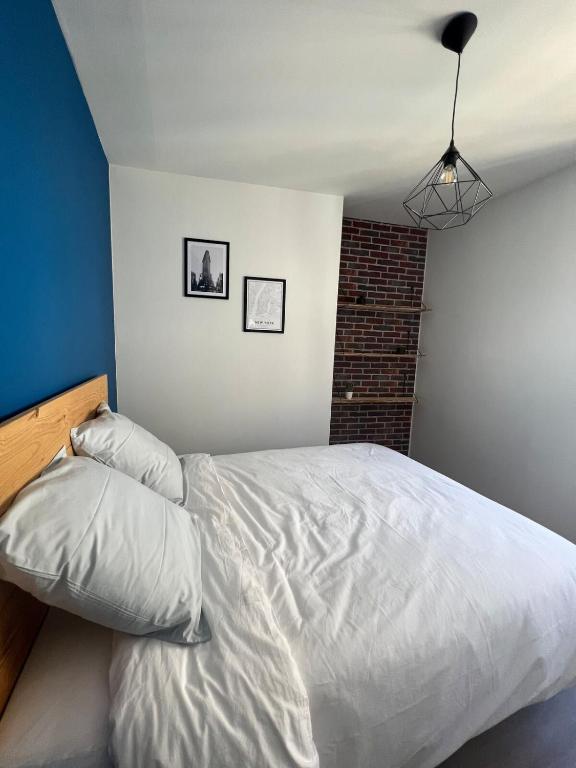 Posteľ alebo postele v izbe v ubytovaní Casa Faro -T2 -Hyper Centre Brive -Rue Commerçante